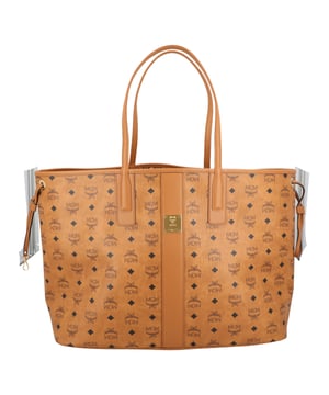 Leichter Shopper aus Visetos-Monogramm-Canvas und Nappaleder
Größe: L
Farbe: Cognac

Zwei charakteristische Looks in einer Alltags-Ikone. Der große Shopper Liz aus klassischem Visetos und Nappaleder lässt sich wenden, um das faszinierende Cubic-Monogramm-Muster zu präsentieren. Lederkordeln ermöglichen es, die leichte Silhouette zu erweitern und zu verengen, um den dynamischen Bedürfnissen moderner Menschen gerecht zu werden. Für noch mehr Vielseitigkeit sorgt der abnehmbare Reißverschlussbeutel, der auch als eigenständige Handtasche für Kurztrips verwendet werden kann.

Ca. 20,0 x 46,0 x 33,0 cm
Griffhöhe: 23 cm
Wendbares Design
Abnehmbare Visetos-Reißverschlusstasche mit Leder-Schultergurt
Ledergriffe oben
MCM-Logoplakette auf der Vorderseite
Schützende Lederfüße
Besatz aus Nappaleder
Visetos-Monogramm-beschichteter Canvas
24 Karat vergoldete Metallbeschläge
Futter aus Baumwoll-Canvas mit kubischem Monogramm
Hergestellt in Südkorea Maße: Breite: 200 mm, Länge: 460 mm, Höhe: 330 mm, Griffhöhe: 230 mm