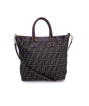 Empfohlener Verkaufspreis
Tauchen Sie ein in die zeitlose Eleganz italienischer Mode mit dieser atemberaubenden Fendi Zucca Tote Bag in der klassischen Farbgebung Tabak. Als wahres Symbol der Tradition des Hauses ist die Tasche aus dem ikonischen FF-Monogramm-Zucca-Canvas gefertigt – einem Muster, das Karl Lagerfeld in den 1960er-Jahren selbst entworfen hat und auch Jahrzehnte später noch für Aufsehen sorgt. Mit edlem braunem Leder, passenden gerollten Griffen und abnehmbarem Schultergurt vereint sie robuste Struktur mit sanfter Eleganz. Magnetischer Knopfverschluss oben. Fünf schützende Füße schützen den Boden wie ein wohlgehütetes Geheimnis. Im Inneren finden Sie das charakteristische Fendi-Logo-Stofffutter, ein sicheres Reißverschlussfach und das unverwechselbare Zeichen der Marke: ein Etikett mit der Aufschrift „Fendi s.a.s. Roma – Made in Italy“. Diese Tote ist nicht nur ein Accessoire – sie ist ein Stück Modegeschichte. Zustandsbewertung: B – SEHR GUT. Zustandsdetails: Wenig getragen. Leichte Kratzer und Ausbleichungen am oberen Lederbesatz und am Taschenboden. Leichter Verlust der Vergoldung an der Hardware. Bitte sehen Sie sich die Fotos sorgfältig an und fragen Sie nach, wenn Sie weitere Details benötigen oder Zweifel haben. Maße (cm): Tiefe: 11,4 Höhe: 30,5 Länge: 36,8 Weitere Details: Staubbeutel? Nein Schlüssel? Nein Box? Nein Maße: Breite: 114 mm Länge: 368 mm Höhe: 305 mm