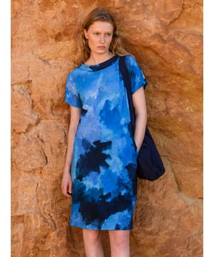 This knee-length dress offers a relaxed, straight fit with a folded boat collar and grown-on sleeves. The slub jersey fabric adds subtle texture, while practical side seam pockets provide versatility for everyday wear.