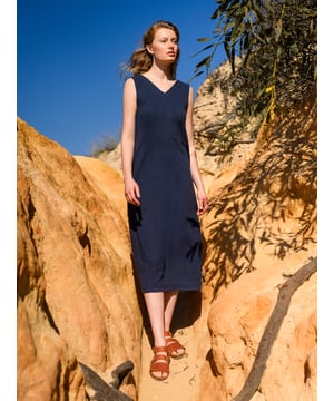 A sleeveless midi with a soft V neckline, this dress has a side seam pocket detail and a back hem split for added movement. The slub texture lends a casual touch, ideal for warm weather layering or simple styling.
