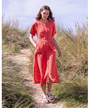 This button through midi dress is light, airy and breathable, making it great for summer. A D-ring belt at the waist allows the dress to be adjusted to create your desired fit. Featuring a single chest pocket and two to the hip, turn back cuffs on the sleeves, a crew neckline and Corozo buttons. It has been washed to give a tumbled, soft appearance, and its pull-on style makes it an effortless, classic garment.