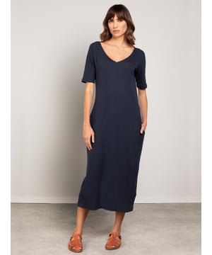Linen Blend V Neck Midi Dress offers a new dress shape in our classic linen and  cotton blend jersey, which features a beautiful textured slub in the fabric. The cocoon-shaped dress with half-length slim-fitting sleeves and a split in the back centre hem offers ease of movement. Featuring practical pockets in the side seams and a flattering midi length, this dress offers an elegant and classic addition to your wardrobe.