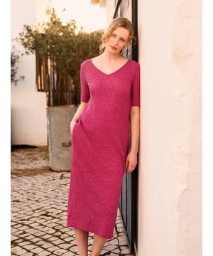 Linen Blend V Neck Midi Dress offers a new dress shape in our classic linen and  cotton blend jersey, which features a beautiful textured slub in the fabric. The cocoon-shaped dress with half-length slim-fitting sleeves and a split in the back centre hem offers ease of movement. Featuring practical pockets in the side seams and a flattering midi length, this dress offers an elegant and classic addition to your wardrobe.