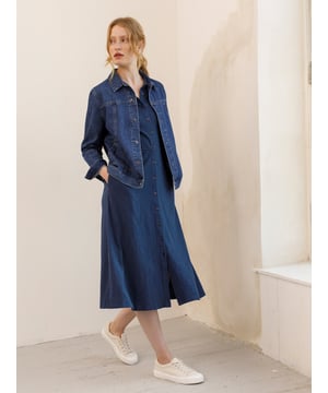 This collared shirt dress features a neat fit and midi length, offering a refined yet relaxed silhouette. With coconut buttons adding a natural touch, it’s a versatile piece that transitions effortlessly from day to evening.
