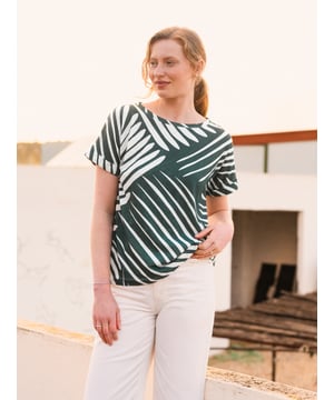 This crew neckline T-shirt features a straight fit and grown-on sleeves for a contemporary feel. Crafted for comfort, it’s an essential piece that can be easily paired with various outfits for a laid-back yet stylish look.