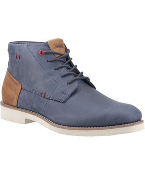 Verhoog je schoenenstijl met de Italiaanse leren ARES chukka boot. Ontworpen voor tijdloze stijl en ongeëvenaard comfort, zijn deze boots voorzien van een klassieke 5-vloeiende sluiting en een Ortholite® inlegzool voor ondersteuning gedurende de hele dag.