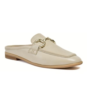 Unsere Mila-Schuhe aus hochwertigem italienischem Leder vereinen Langlebigkeit und Eleganz. Innovative stoßdämpfende Absätze sorgen für ganztäglichen Komfort, während die markanten Sattelschlaufen-Verzierungen für Raffinesse stehen.