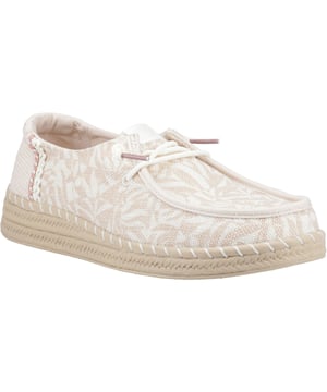 Het strand roept en wij hebben het antwoord: Wendy Espadrille Retro Palm. Deze zonovergoten nieuwe favorieten beschikken over een chunky geweven bovenkant en een coole gemodelleerde espadrille geïnspireerde zool die je van de promenade naar de strandbar laat cruisen.