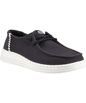 Het is het hele jaar door zonneschijn met de Wendy Espadrille Woven. Deze luchtige schoonheid heeft een coole, open geweven textuur met een vleugje fun van een gekleurde veter. Gestikte details en een comfortabele kurken voetbed voegen moeiteloos stijl toe aan je dagelijkse avonturen.