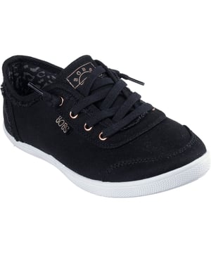 Müheloser Stil und Komfort vereinen sich in BOBS von Skechers' BOBS B Cute. Dieser lässige Slipper verfügt über ein Obermaterial aus Canvas mit fransigen Details und einer gepolsterten Skechers Memory Foam Komforteinlage.