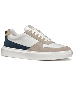 Bequem und atmungsaktiv, ist Deiven ein niedrig geschnittener Sneaker für Männer mit einer zeitgenössischen Ästhetik und urbanem Flair. Er hat ein Obermaterial aus Wildleder und bedrucktem Leder und wird der ideale Weg sein, um alltägliche Outfits mit etwas aktiver Energie aufzufrischen.