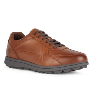 Spherica EC12 ist ein ultra-gepolsterter Sneaker mit einem Design, das Sie leichtfüßig hält. Aus Leder gefertigt, strahlt er eine authentische Atmosphäre aus, die ihn für viele Anlässe geeignet macht, von Arbeitstagen bis hin zu Wochenenden in der Stadt.