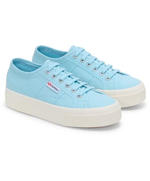 De evolutie van een icoon. Deze Superga 2740 sneakers tillen de kenmerkende unisex-silhouet naar een hoger niveau met een 3,5 cm flatform zool - een lichte en comfortabele flatterende detail dat trouw blijft aan de design-DNA van het merk.