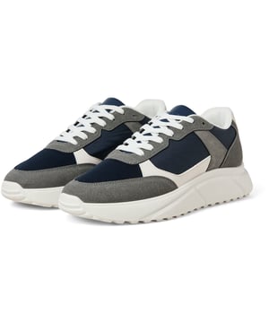Maak je outfit compleet met coole schoenen die gemakkelijk te combineren zijn met je favoriete garderobe en bereid je voor op alles, van dagelijkse activiteiten tot weekenduitjes.