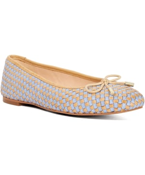 Ein zeitgemäßer Ansatz für einen zeitlosen Schuh, aktualisieren Sie Ihre Garderobe mit unseren ofenmetallic Leder Heights Ballerina-Flats mit Schleifenakzent. Diese vielseitige Silhouette wird von einer modernen, quadratischen Zehenpartie ergänzt.
