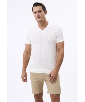 Bringen Sie Ihre Garderobe auf ein neues Level mit der perfekten Kombination aus Komfort und zeitlosem Stil. Dieses kurzärmelige Hemd von Felix Hardy besteht aus 100 % hochwertiger Baumwolle und bietet Atmungsaktivität sowie ein weiches Tragegefühl – ideal für warme Tage. Der leichte, gewebte Baumwollstoff sorgt für optimale Luftzirkulation, hält Sie kühl und verleiht gleichzeitig einen gepflegten Look. Die kurzen Ärmel und die taillierte Passform machen es vielseitig einsetzbar – perfekt für sowohl legere als auch semi-formelle Anlässe. Mit einer langlebigen, hochwertigen Verarbeitung bietet dieses Hemd eine lange Lebensdauer und behält auch nach mehreren Wäschen seine Form und Farbe. Ob mit Chinos für einen smart-casual Look oder mit Jeans für einen entspannten Stil – dieses Hemd passt sich mühelos jeder Gelegenheit an.
