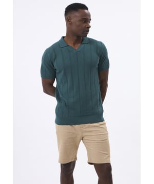 Bringen Sie Ihre Garderobe auf ein neues Level mit der perfekten Kombination aus Komfort und zeitlosem Stil. Dieses kurzärmelige Hemd von Felix Hardy besteht aus 100 % hochwertiger Baumwolle und bietet Atmungsaktivität sowie ein weiches Tragegefühl – ideal für warme Tage. Der leichte, gewebte Baumwollstoff sorgt für optimale Luftzirkulation, hält Sie kühl und verleiht gleichzeitig einen gepflegten Look. Die kurzen Ärmel und die taillierte Passform machen es vielseitig einsetzbar – perfekt für sowohl legere als auch semi-formelle Anlässe. Mit einer langlebigen, hochwertigen Verarbeitung bietet dieses Hemd eine lange Lebensdauer und behält auch nach mehreren Wäschen seine Form und Farbe. Ob mit Chinos für einen smart-casual Look oder mit Jeans für einen entspannten Stil – dieses Hemd passt sich mühelos jeder Gelegenheit an.
