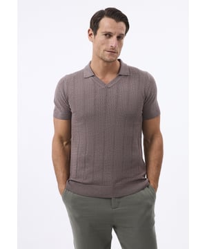Bringen Sie Ihre Garderobe auf ein neues Level mit der perfekten Kombination aus Komfort und zeitlosem Stil. Dieses kurzärmelige Hemd von Felix Hardy besteht aus 100 % hochwertiger Baumwolle und bietet Atmungsaktivität sowie ein weiches Tragegefühl – ideal für warme Tage. Der leichte, gewebte Baumwollstoff sorgt für optimale Luftzirkulation, hält Sie kühl und verleiht gleichzeitig einen gepflegten Look. Die kurzen Ärmel und die taillierte Passform machen es vielseitig einsetzbar – perfekt für sowohl legere als auch semi-formelle Anlässe. Mit einer langlebigen, hochwertigen Verarbeitung bietet dieses Hemd eine lange Lebensdauer und behält auch nach mehreren Wäschen seine Form und Farbe. Ob mit Chinos für einen smart-casual Look oder mit Jeans für einen entspannten Stil – dieses Hemd passt sich mühelos jeder Gelegenheit an.
