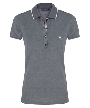 Das Felix Hardy Damen Polo-Shirt mit kurzen Ärmeln ist eine perfekte Mischung aus lässiger Eleganz und Komfort. Gefertigt aus weichem, atmungsaktivem Stoff sorgt es für ein leichtes, luftiges Gefühl und ist ideal für ganztägiges Tragen. Der klassische Polo-Kragen und die geknöpfte Knopfleiste verleihen einen zeitlosen Look, während die taillierte Passform die Silhouette für eine schmeichelhafte Form betont. Die kurzen Ärmel ermöglichen uneingeschränkte Bewegung, wodurch es sowohl für legere Ausflüge als auch für elegantere Anlässe vielseitig einsetzbar ist. Dieses Polo-Shirt ist ein unverzichtbares Basic, das einen schicken, aber entspannten Stil bietet und mühelos mit Jeans, Röcken oder Shorts kombiniert werden kann.
