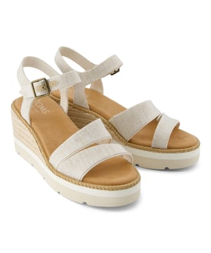 De Darya Sandal voor dames is een platform-wedged slipper met alle functionele kenmerken voor comfortliefhebbers, zoals een ultra-lichte middenzool met een stijlvolle touwomslag en een verstelbare enkelband voor een gemakkelijke, veilige pasvorm.