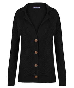 Die Felix Hardy Damen-Strickjacke mit Knopfleiste ist ein vielseitiges Kleidungsstück, das Komfort und Eleganz mühelos vereint. Aus weichem, atmungsaktivem Stoff gefertigt, bietet diese Strickjacke ein gemütliches, aber leichtes Tragegefühl, ideal für jede Jahreszeit. Die klassische Knopfleiste vorne verleiht einen zeitlosen Akzent, während die taillierte Passform Ihre Silhouette betont und für einen gepflegten Look sorgt. Mit gerippten Bündchen und Saum bietet diese Strickjacke eine strukturierte Optik und einen angenehmen, eng anliegenden Sitz. Perfekt für sowohl legere als auch formelle Anlässe lässt sie sich mühelos mit Jeans, Röcken oder Kleidern kombinieren und ist ein unverzichtbares Basic in jeder Garderobe.
