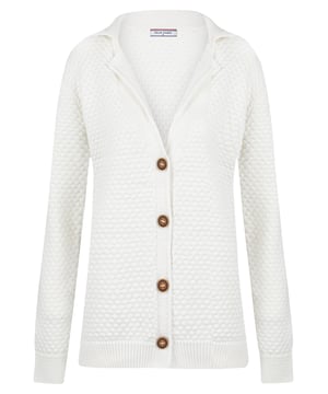 Die Felix Hardy Damen-Strickjacke mit Knopfleiste ist ein vielseitiges Kleidungsstück, das Komfort und Eleganz mühelos vereint. Aus weichem, atmungsaktivem Stoff gefertigt, bietet diese Strickjacke ein gemütliches, aber leichtes Tragegefühl, ideal für jede Jahreszeit. Die klassische Knopfleiste vorne verleiht einen zeitlosen Akzent, während die taillierte Passform Ihre Silhouette betont und für einen gepflegten Look sorgt. Mit gerippten Bündchen und Saum bietet diese Strickjacke eine strukturierte Optik und einen angenehmen, eng anliegenden Sitz. Perfekt für sowohl legere als auch formelle Anlässe lässt sie sich mühelos mit Jeans, Röcken oder Kleidern kombinieren und ist ein unverzichtbares Basic in jeder Garderobe.