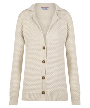 Die Felix Hardy Damen-Strickjacke mit Knopfleiste ist ein vielseitiges Kleidungsstück, das Komfort und Eleganz mühelos vereint. Aus weichem, atmungsaktivem Stoff gefertigt, bietet diese Strickjacke ein gemütliches, aber leichtes Tragegefühl, ideal für jede Jahreszeit. Die klassische Knopfleiste vorne verleiht einen zeitlosen Akzent, während die taillierte Passform Ihre Silhouette betont und für einen gepflegten Look sorgt. Mit gerippten Bündchen und Saum bietet diese Strickjacke eine strukturierte Optik und einen angenehmen, eng anliegenden Sitz. Perfekt für sowohl legere als auch formelle Anlässe lässt sie sich mühelos mit Jeans, Röcken oder Kleidern kombinieren und ist ein unverzichtbares Basic in jeder Garderobe.