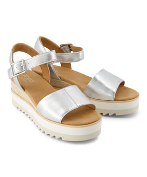 De Diana Sandalen voor dames zijn de middelhoge natuurlijke platform-wedges die je precies de juiste hoogte geven, met alle functionele kenmerken voor comfortliefhebbers, zoals een ultralichte tussenzool en een stijlvolle touwomslag.