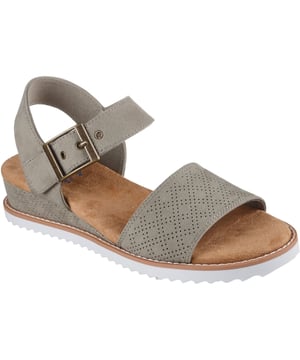 Word stijlvol voor plezier onder de zon met de BOBS van Skechers Desert Kiss - Serendipitous sandaal. Deze comfortabele sandaal met bandjes heeft een microfiber bovenwerk met een verstelbare gespsluiting en een gevoerde Memory Foam-zool.