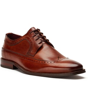 Hergestellt aus glattem Leder, zeichnet sich der formelle Herrenschuh Havisham durch wunderschöne Brogue-Details und eine Flügelspitze aus, die bis zur Ferse reicht, wo das Base-Logo in das Leder geprägt ist.