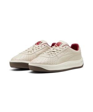 PRODUCTVERHAAL: Terug in de jaren '70 verpletterde de Argentijnse tennisser Guillermo Vilas de concurrentie met indrukwekkende overwinningen. In de jaren '80 creëerden we zijn signature schoen, de GV Special, die tributeert aan zijn naamgenoot met een esthetiek die het beste van het veld en de straat combineert en tot op de dag van vandaag iconisch is. Deze versie maakt deel uit van onze PALAIS ARTISAN-collectie, die het unieke erfgoed van Marokko viert. DETAILS: Reguliere breedte; Zacht leren bovenwerk; Vetersluiting; EVA-middenzool; Rubber buitenzool; PUMA-merktekens.