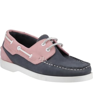 De Isabel bootshoe heeft een bovenwerk van zacht leer, vetersluiting en een flexibele en duurzame zool voor een klassieke stijl en comfort elke dag.