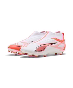PRODUCTVERHAAL: Hoe snel is de ULTRA 5 MATCH+? Zet je schrap en ervaar SPEEDSYSTEM met PUMA's nieuwste innovatie. Ontworpen voor stevige en kunstmatige ondergronden, zijn deze boots uitgerust met FastTrax-studs voor optimale tractie, een lichtgewicht mesh bovenwerk voor wendbaarheid en GripControl-huid voor beslissende controle. Speel op volle toeren met ongeëvenaarde stabiliteit en snelle acceleratie. KENMERKEN EN VOORDELEN: Het bovenwerk van de schoenen is gemaakt met ten minste 30% gerecyclede materialen; ACCELERATIE: Het ontwerp van de SPEEDSYSTEM-buitenzool combineert een hoogwaardig vezelmateriaal met een revolutionair stud-systeem, waarmee de energieopbrengst wordt gemaximaliseerd voor snellere acceleratie; TRACTIE: Het FastTrax-studontwerp maakt gebruik van inzichten uit academisch onderzoek en tractiestudies om meer tractie te bieden tijdens het accelereren, snijden en remmen; GripControl: Textuur ontworpen voor verbeterde balcontrole, ongeacht de veldomstandigheden. DETAILS: Reguliere breedte; Lichtgewicht mesh bovenmateriaal; Zonder veters; Lichtgewicht ondersteuningsframe stabiliseert de voet binnenin de boot voor snelle richtingsveranderingen; FG/AG: Geschikt voor gebruik op zowel stevige natuurvloeren als kunstgras (4G); PUMA Youth: Aanbevolen voor oudere kinderen tussen de 8 en 16 jaar.