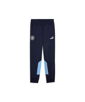 PRODUCT STORY: Show your pride for the Sky Blues with these pants. Featuring the Etihad Stadium badge and PUMA Cat Logo, zip pockets, and internal drawcords, they're perfect for any Cityzen. Celebrate your team in style and keep your essentials close, whether at home or on the go. FEATURES & BENEFITS: Made with at least 50% recycled materials. DETAILS: Regular fit; Main material: Plain weave; Below knee length; Medium rise; Flat mesh piping on bottom back panel; Zip pockets; Internal drawcords; Manchester City badge on the right leg; PUMA Cat logo on the left leg.