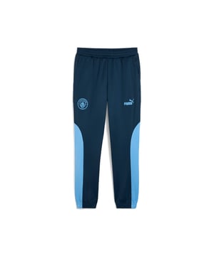 PRODUCT STORY: Cityzens, it's time gear up for your next adventure with these pants! They feature a multi-layered silicone badge, flatlock stitching, and an elasticated waistband for a snug fit while the PUMA Cat logo on the leg completes the look. It's perfect for showing your pride at the Etihad Stadium or around town. DETAILS: Relaxed fit; Spacer material; Below knee length; Flatlock stitching; Elasticated waistband; Multi-layered Manchester City silicone badge on the right leg; PUMA Cat logo on the left leg.