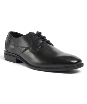Ideal for work and other smart occasions, the SMYTH is a clean and minimalistic lace-up shoe featuring a soft pointed toe, waxed tonal laces, and subtle logo detailing. Designed in a premium and durable polished leather.