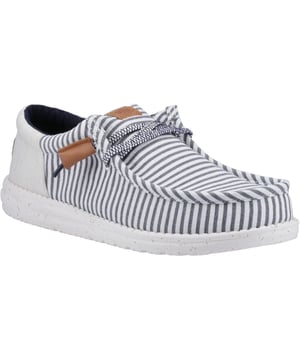 Inspired by classic seersucker fabrics, these new go-to's feature a cool, puckered upper and speckled midsole for a retro flair. Leather details allow for a more sophisticated look, while our classic easy-on system ensures effortless exploration.