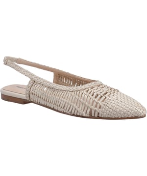 Dieses Slingback-Modell mit einem geflochtenen Lederobermaterial bietet eine Memory-Schaum-Innensohle und eine elegante Außensohle, damit Sie den ganzen Sommer über schick und bequem aussehen.