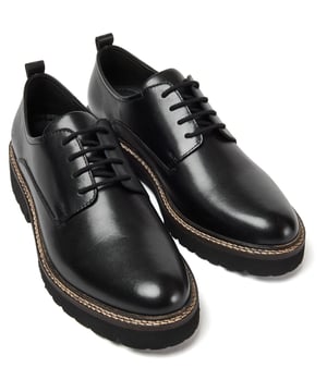 KRIS is a timeless lace-up style, finished with premium leather, featuring subtle POD branding and sleek stitching details. The chunky sole gives an added edge to an otherwise classic style. The style is finished with tonal laces and blind eyelets.