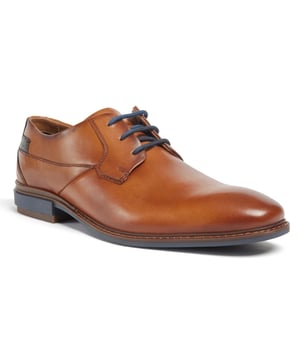 Ideal für die Arbeit und andere elegante Anlässe, ist der SMYTH ein sauberer und minimalistischer Schnürschuh mit einer weichen, spitzen Zehenform, gewachsten, tonalen Schnürsenkeln und dezenten Logo-Details. Hergestellt aus hochwertigem und strapazierfähigem, poliertem Leder.