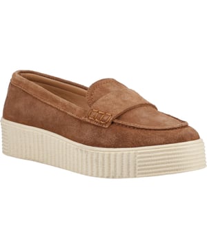 Val op tussen de massa met onze trendy Tamara loafer. Met een bovenwerk van suede, een stevige platformzool en een comfort inlegzool van memory foam ben je de hele dag stijlvol en comfortabel.