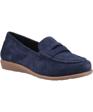 Een klassiek stijlvolle leren loafer met een lichte hak, met een soepele leren bovenkant en zachte microvezel voering, waarmee je met de Shelby in comfort kunt stappen.