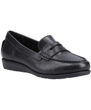 Een klassiek stijlvolle leren loafer met een kleine hak, met een soepel leren bovenwerk en zachte microvezel voering, zodat je comfortabel kunt instappen met de Shelby.