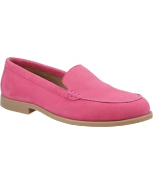 Een luxe loafer met een boterzachte suède bovenkant, voorzien van een gevoerde binnenzool voor de hele dag comfort, en een slanke silhouet om elke outfit te verfraaien.
