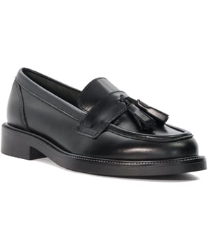Een tijdloze loafer met een hedendaagse twist; dit klassieke ontwerp is een bijgewerkte versie van ons kenmerkende penny loafer profiel. Geplaatst op een stevige, lichte zool voor de hele dag draagcomfort, deze veelzijdige stijl beschikt over traditionele kwastjesdetails.