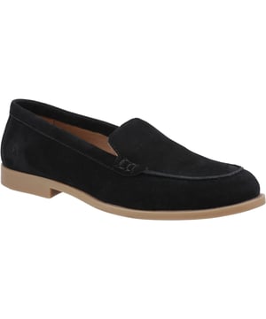 Ein luxuriöser Slipper aus butterweichem Wildleder, mit gepolstertem Innenleben für ganztäglichen Komfort und einer eleganten Silhouette, die jedes Outfit aufwertet.