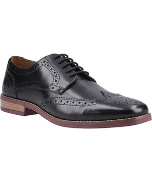 Deze klassieke brogue heeft een subtiele, gevoerde kraag met een gestikte leren randafwerking en een geheugenschuim inlegzool voor comfort de hele dag door.