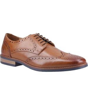 Deze klassieke Brogue heeft een subtiele gevoerde kraag met gestikt leren randdetail en een memory foam binnenzool voor optimaal comfort de hele dag door.