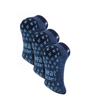 3 Pares de Calcetines Antideslizantes para Tobillo Heat Holders: ¡La misma calidez y comodidad que el calcetín Heat Holders® Crew original, pero en una longitud más corta! Incluye agarradores antideslizantes en la parte inferior para proporcionar mejor tracción en superficies interiores de madera o baldosas. Mantén tus pies calientes en los días más fríos con este pack de 3 pares de calcetines estilo pantufla, de longitud hasta el tobillo Heat Holders® para hombres, el calcetín térmico más cálido. Gruesos, voluminosos y con una impresionante clasificación térmica de 2.34, los Heat Holders® están hechos de un hilo especial de gran grosor que posee cualidades térmicas extremas. Con un acolchado de larga pila, estos calcetines térmicos ayudarán a mantener tus pies totalmente cómodos y apoyados. El interior de cada calcetín ha sido cepillado intensivamente, lo que no solo se siente sensacionalmente suave, sino que también atrapa el aire caliente cerca de la piel, manteniendo tus pies más cálidos por más tiempo. Estos son de talla 6-11 UK y están disponibles en 3 variaciones de color para elegir. Detalles Adicionales del Producto: - 3 pares - Suela antideslizante - Longitud hasta el tobillo - Extra cálidos - Hilo Aislante Avanzado - Interior cepillado suave - Acolchado de bucle largo - ¡Calcetín perfecto para relajarse! - Talla 6-11 UK - 3 colores