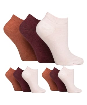 Gentle Grip - Paquete de 9 pares de calcetines entrenadores diabéticos para mujeres: Descubre la solución definitiva para el cuidado del pie diabético con los calcetines diabéticos especialmente diseñados para mujeres de Gentle Grip. Diseñados por expertos técnicos, estos calcetines entrenadores diabéticos de Gentle Grip ofrecen un enfoque personalizado para la salud del pie diabético con un corte bajo, perfecto para las estaciones de primavera y verano. Experimenta una comodidad inigualable con estos lujosos calcetines de algodón suave, cuidadosamente diseñados para sujetar los tobillos de manera segura sin elásticos, eliminando la tensión que puede ser problemática para quienes tienen problemas circulatorios. Con puntas de dedos unidas a mano para costuras suaves, estos calcetines priorizan la comodidad para diabéticos, previniendo la irritación y el dolor. Los Tops en forma de panal están especialmente moldeados y tejidos, adaptándose sin esfuerzo a las contornos de tu tobillo, eliminando los incómodos anillos de constricción, lo cual es crucial para las personas diabéticas. Confía en el compromiso de Gentle Grip con la comodidad y la calidad, asegurando que tus pies reciban el cuidado que merecen. Estos calcetines vienen en paquetes de 9 pares y están disponibles en 6 opciones diferentes. Están hechos de: 77% algodón, 15% poliéster, 1% elastano. Vienen en talla única para mujeres 4-8 UK y son lavables a máquina. Detalles extra del producto: Calcetines entrenadores diabéticos de Gentle Grip, parte superior del tobillo NO ELÁSTICA, costura suave de los dedos, parte superior en panal, costura de los dedos unida a mano, algodón de tacto suave.